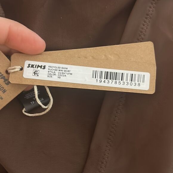 NWT SKIMS SIGNATURE SWIM RUCHED MINI SKIRT COCOA XS - Picture 5 of 6